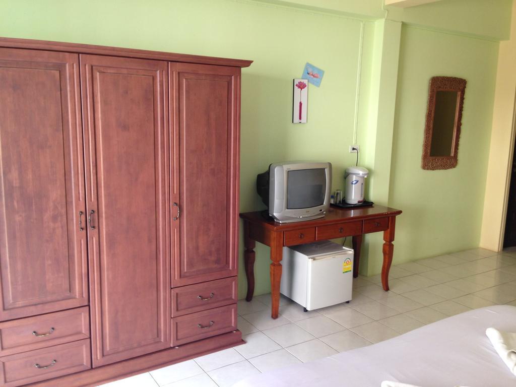 Tropicoza Hostel Patong Exterior photo
